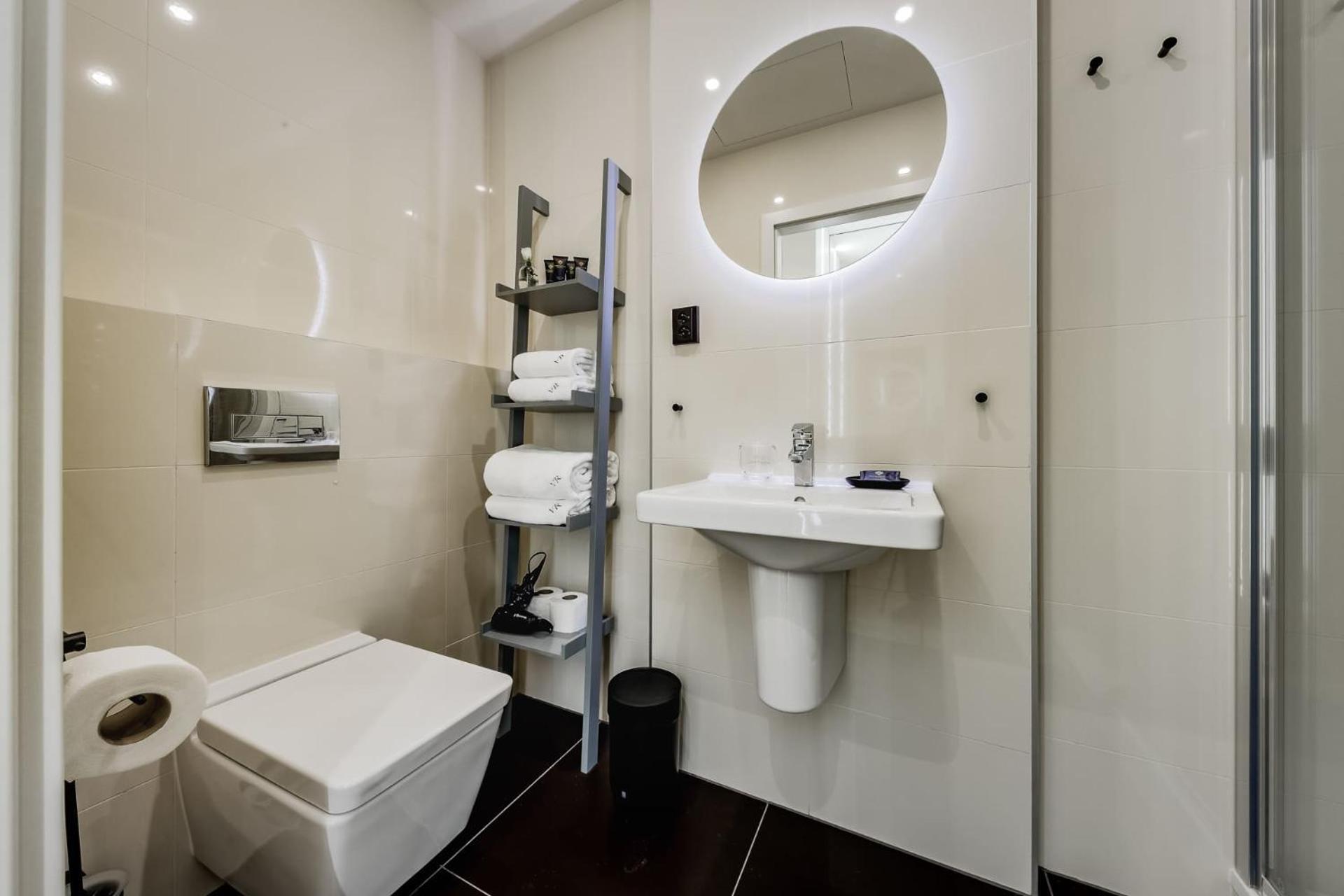 Appartamento With Private Balcony In Smichov By Days Praga