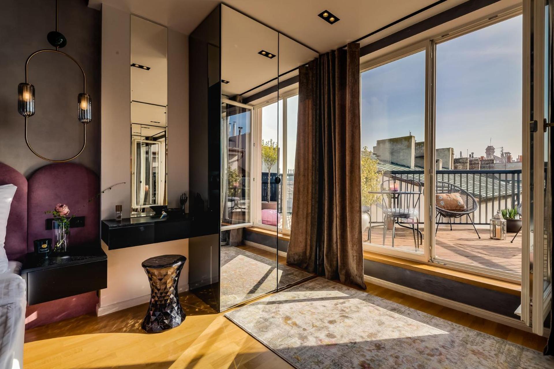 With Private Balcony In Smichov By Days Praga