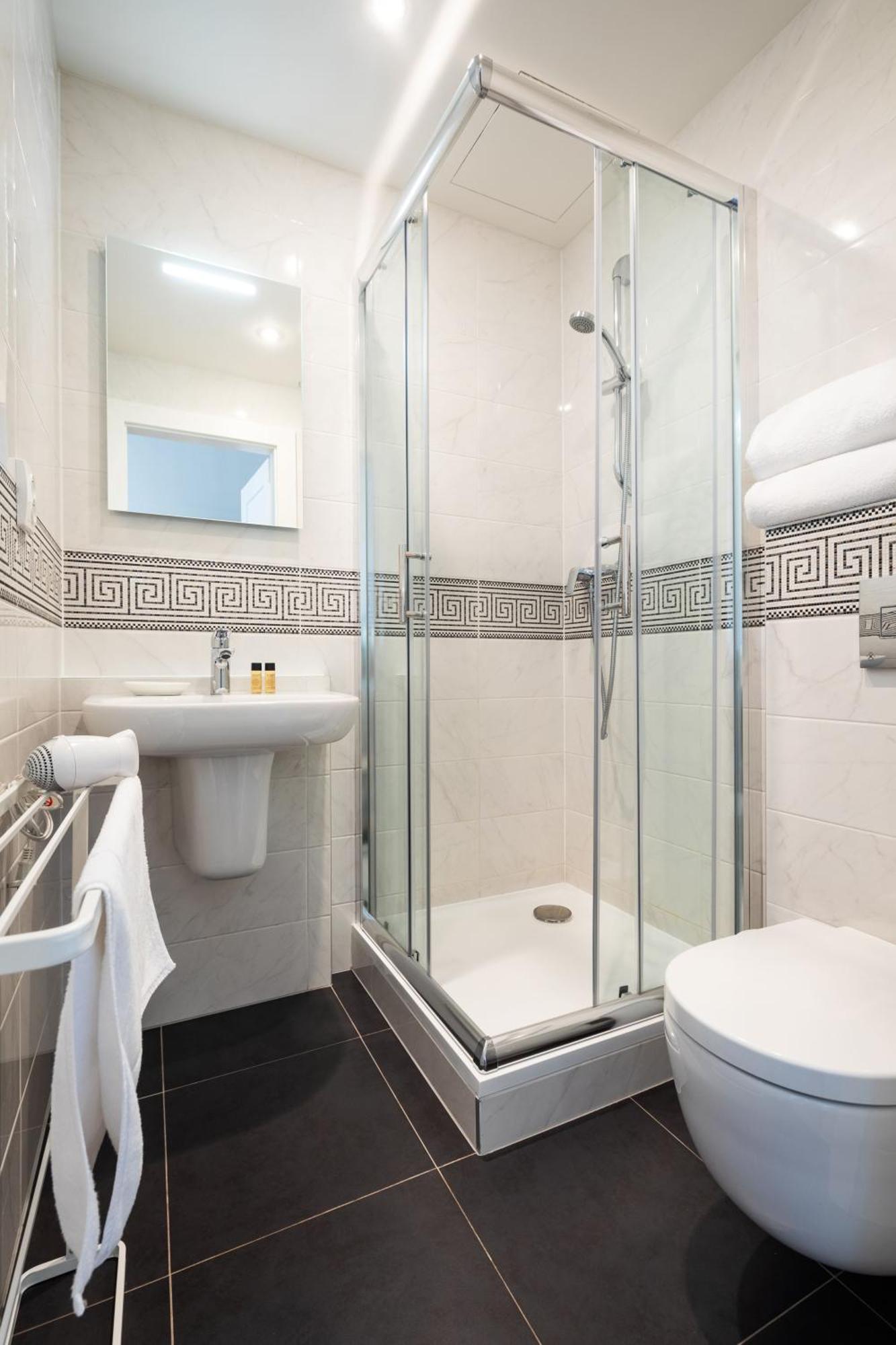 With Private Balcony In Smichov By Days Appartamento