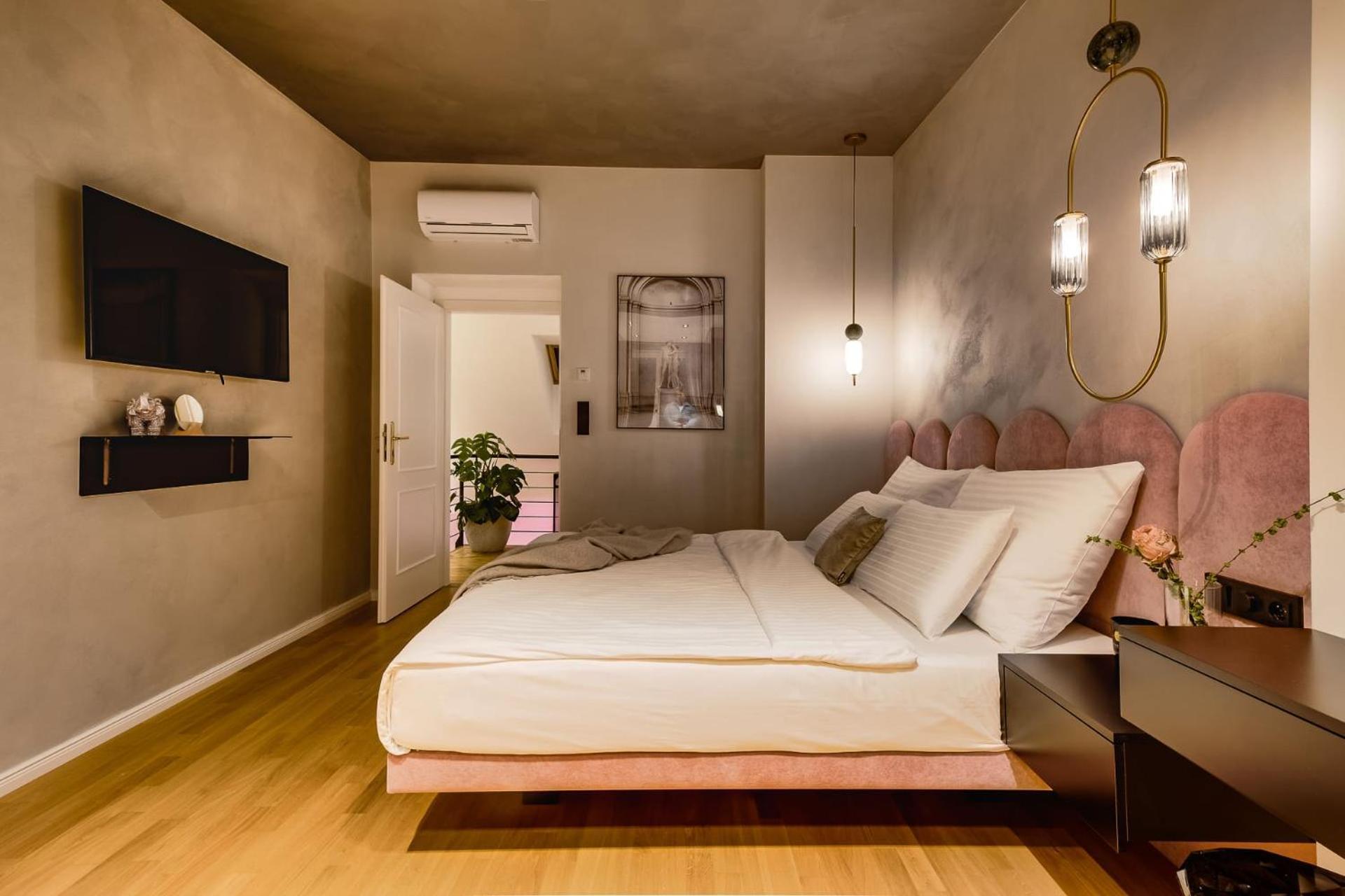 With Private Balcony In Smichov By Days Appartamento Praga