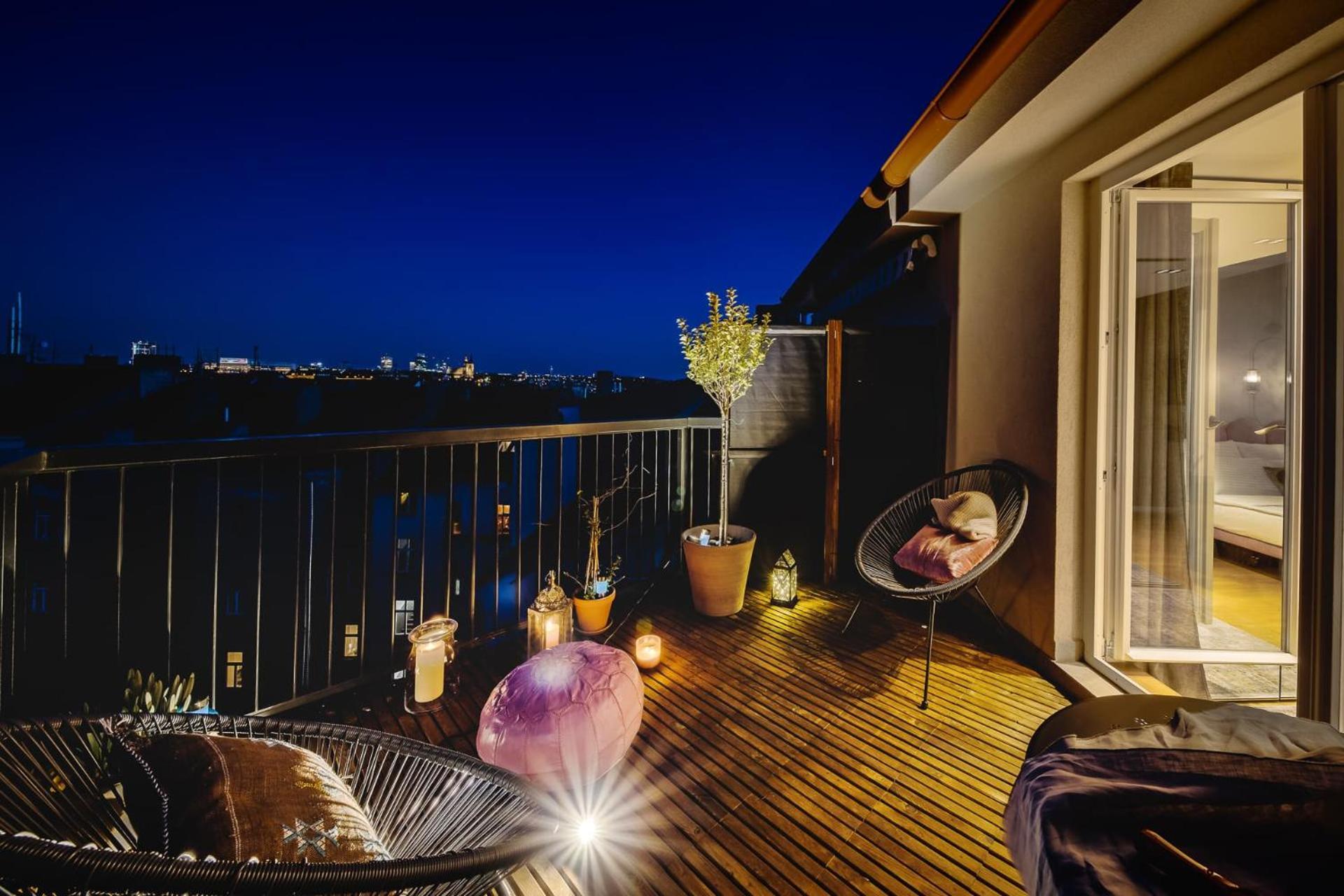 With Private Balcony In Smichov By Days Appartamento