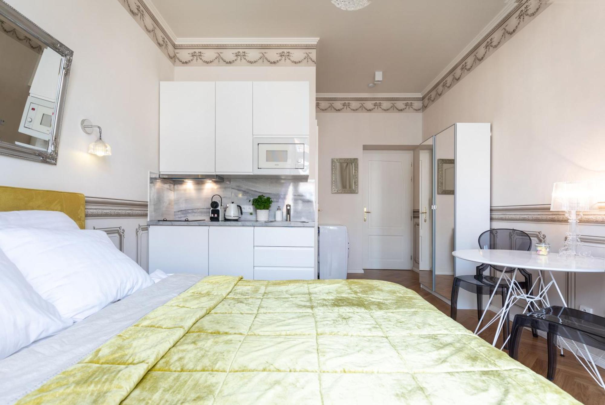 With Private Balcony In Smichov By Days Appartamento Praga