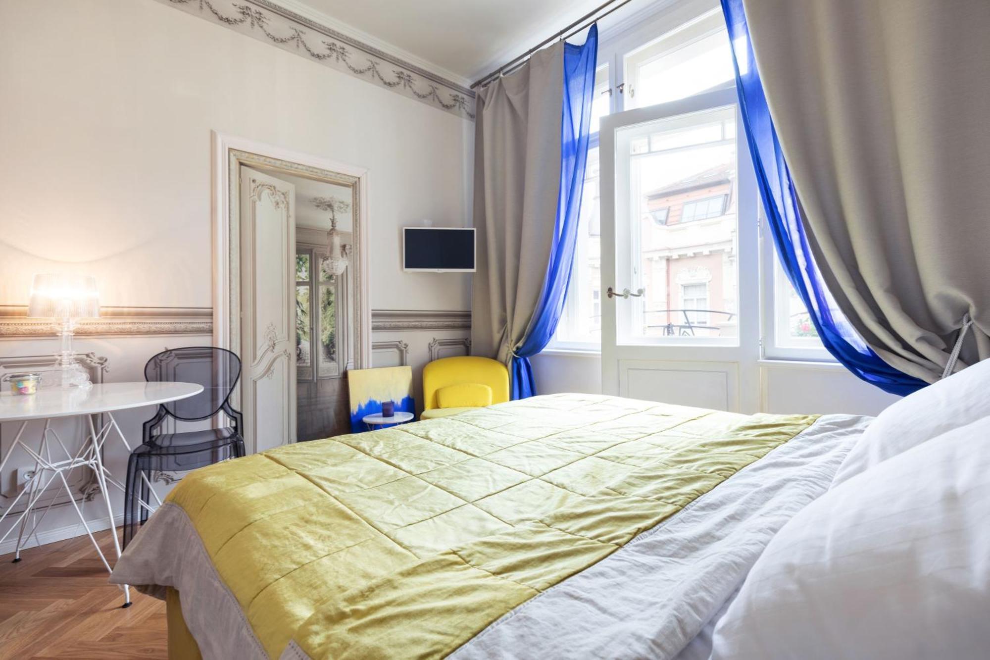 Appartamento With Private Balcony In Smichov By Days Praga