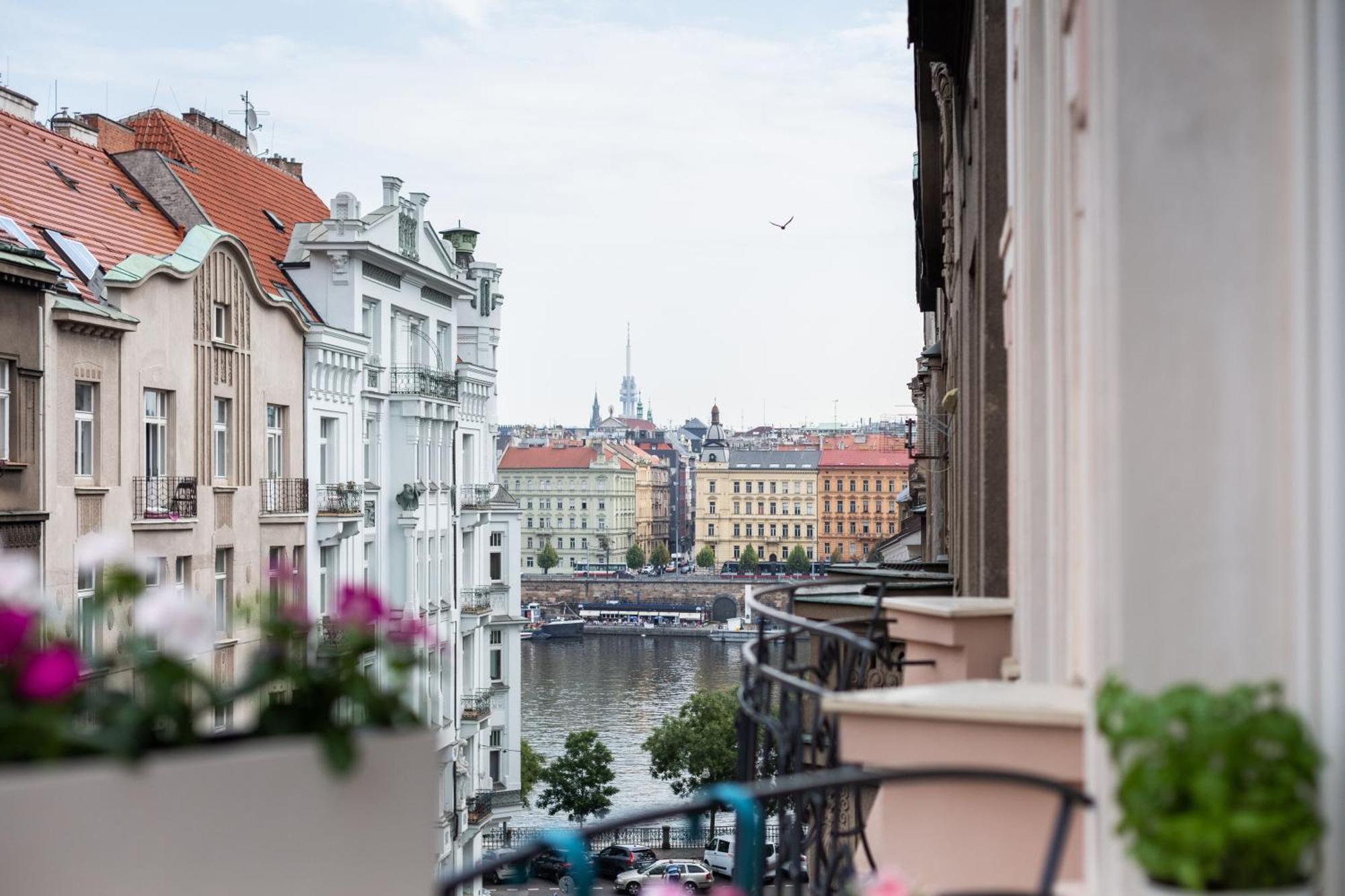 With Private Balcony In Smichov By Days Appartamento *