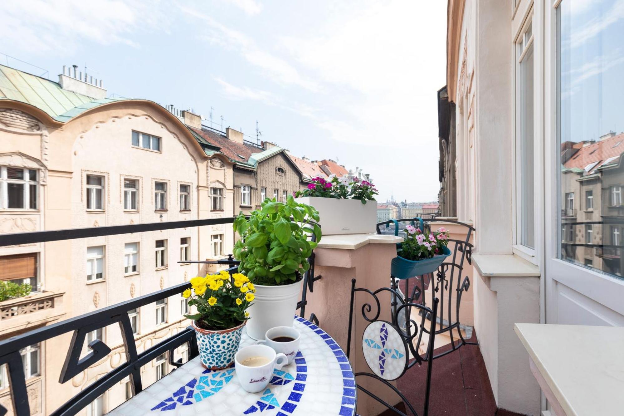 Appartamento With Private Balcony In Smichov By Days *