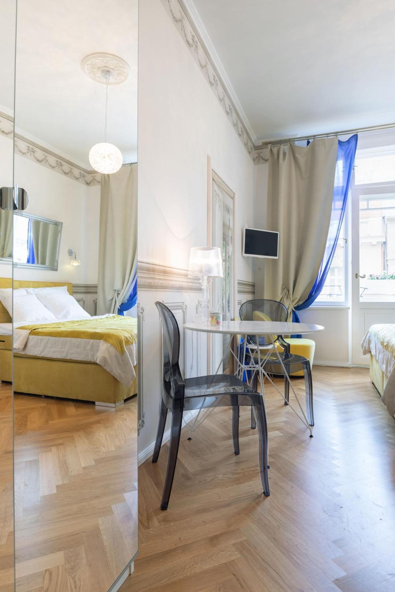 With Private Balcony In Smichov By Days * Praga