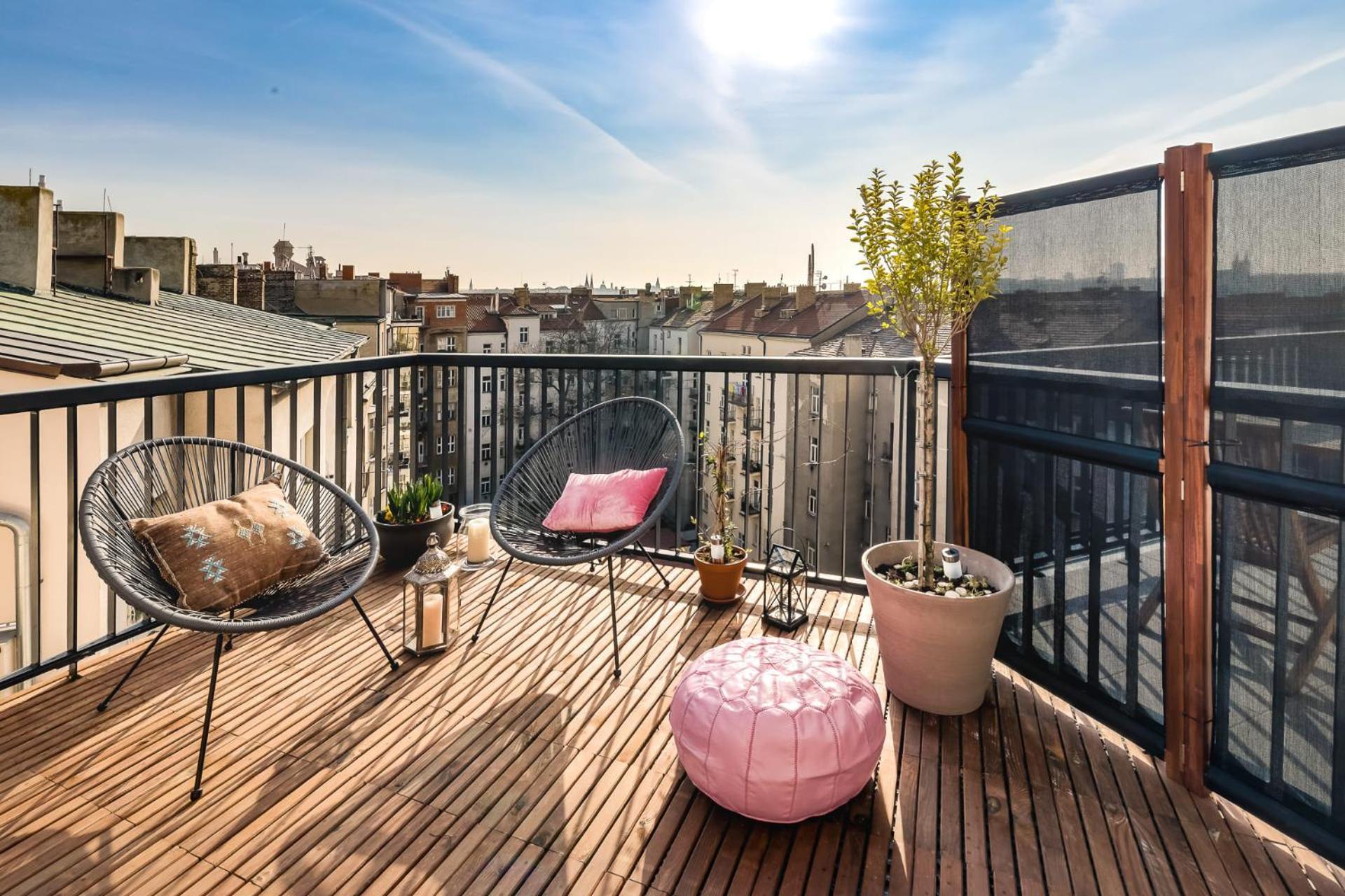 With Private Balcony In Smichov By Days * Praga
